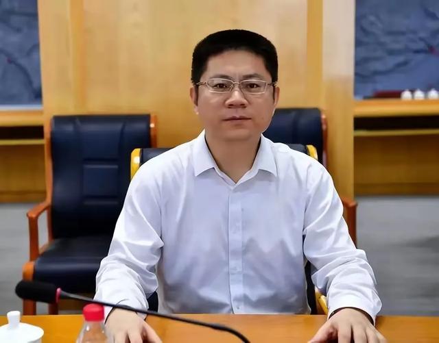 今日中纪委深夜打一“俊虎”，清华高材生，长得非常俊俏却腐败