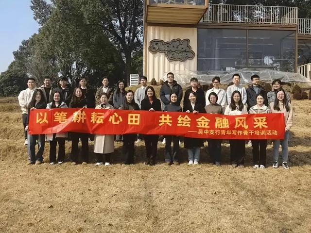 2月26号，农业银行最新存款利率表来了：10万存1年，利息有多少？