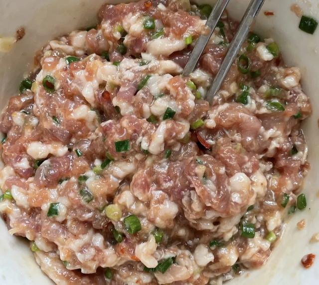 蒸包子，用生肉还是熟肉？学会3个诀窍，肉馅紧实更好吃！