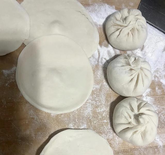 蒸包子，用生肉还是熟肉？学会3个诀窍，肉馅紧实更好吃！