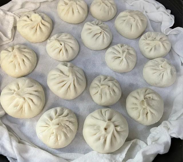 蒸包子，用生肉还是熟肉？学会3个诀窍，肉馅紧实更好吃！