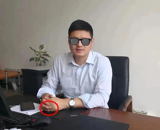 出轨后续来了！女主生活照曝出反差巨大，原配妻子身份也被扒