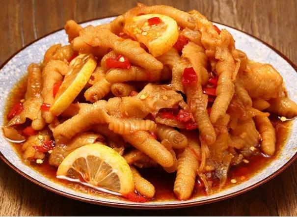 一只鸡就俩爪子，为何天天都有大量鸡爪出售？卖鸡老板道出了来源
