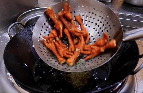 一只鸡就俩爪子，为何天天都有大量鸡爪出售？卖鸡老板道出了来源