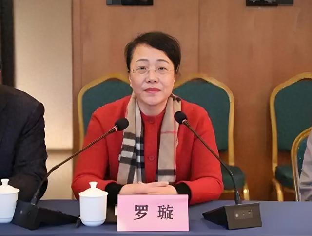 江西女贪官罗璇落马，五毒俱全，主动投案，照片曝光，富贵逼人
