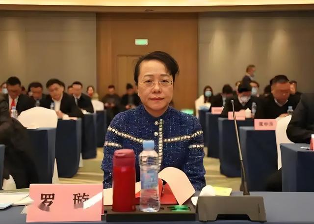 江西女贪官罗璇落马，五毒俱全，主动投案，照片曝光，富贵逼人