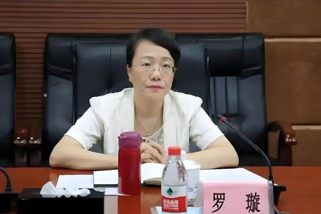 江西女贪官罗璇落马，五毒俱全，主动投案，照片曝光，富贵逼人