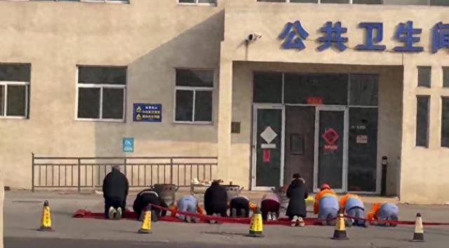 山东公厕前环卫工集体这一跪，官方的回应，让无数网友炸锅了