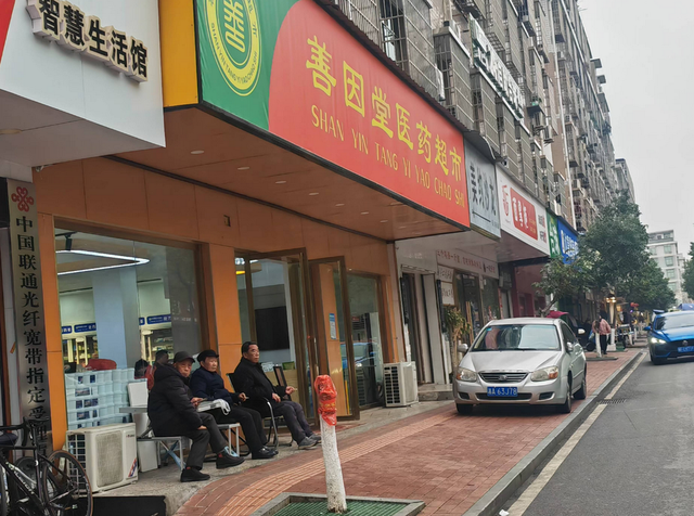 “狂飙”后的洗牌！近4万家药店关门，还有20%将被淘汰？上市公司纷纷探索行业新模式 | 传真