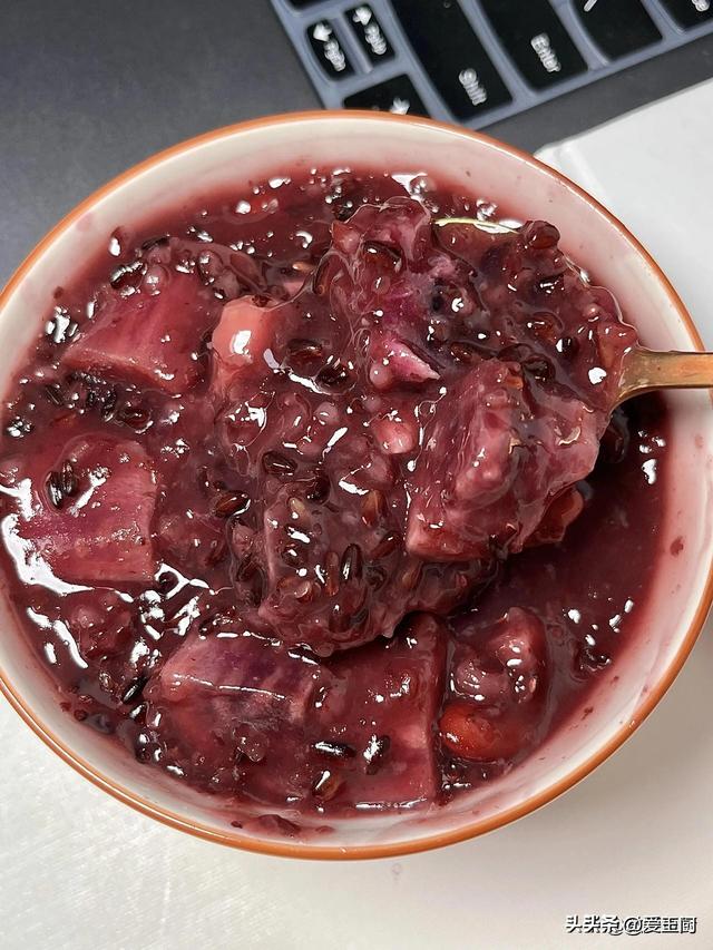 它是“碱性食物”，春天吃正合适，女人常吃头发乌黑，体重2位数