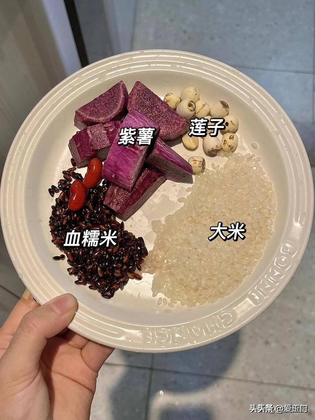 它是“碱性食物”，春天吃正合适，女人常吃头发乌黑，体重2位数