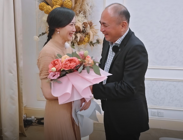 胡静老公提前办葬礼，胡静的表现令人感动，富豪老公十分满意