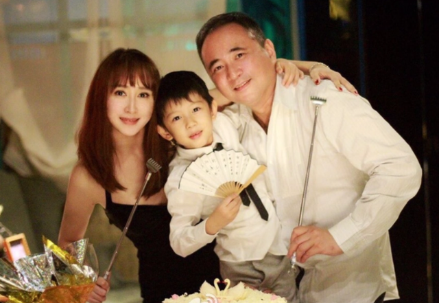 胡静老公提前办葬礼，胡静的表现令人感动，富豪老公十分满意