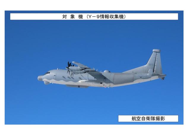 太突然了！2架中国军机突然抵近美航母，美日舰队毫无招架之力？