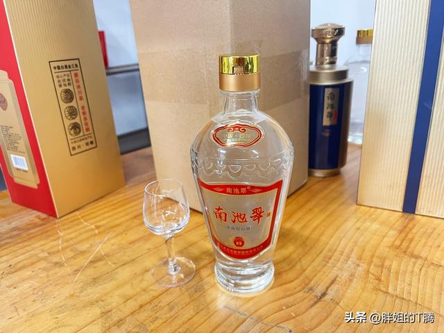 这10套茅台成套纪念酒，颜值高，收藏价值还足，有一套都不得了！