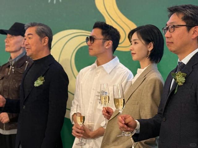 北京这晚，站位暴露江湖地位，成龙张艺谋站两边，C位雷打不动