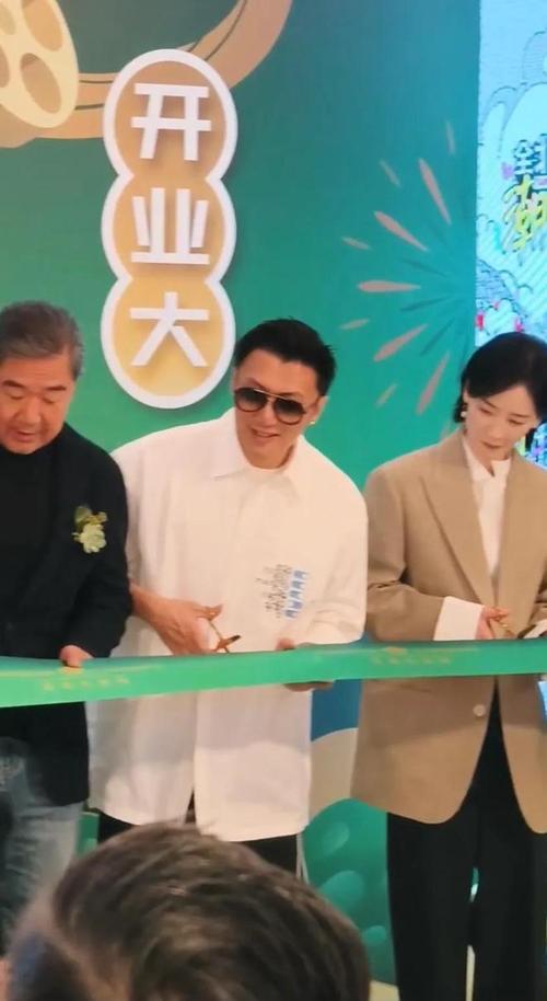 北京这晚，站位暴露江湖地位，成龙张艺谋站两边，C位雷打不动
