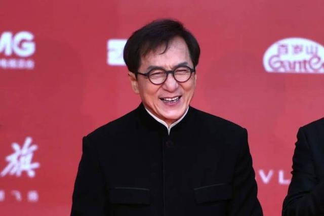 北京这晚，站位暴露江湖地位，成龙张艺谋站两边，C位雷打不动