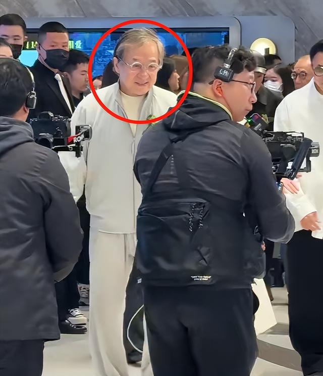 北京这晚，站位暴露江湖地位，成龙张艺谋站两边，C位雷打不动