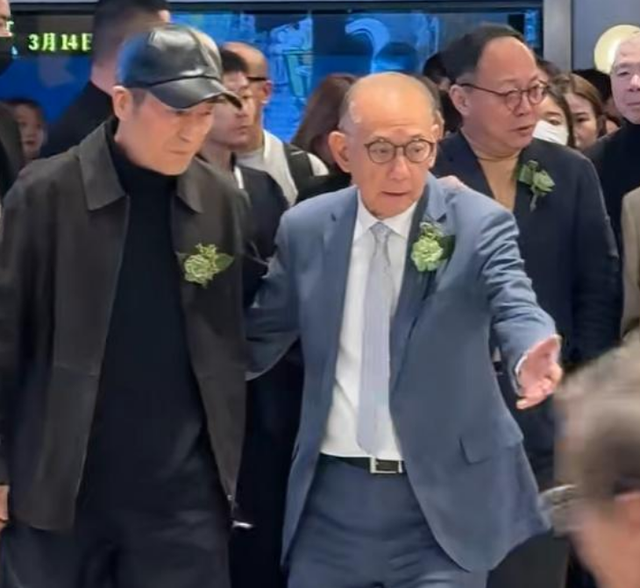 北京这晚，站位暴露江湖地位，成龙张艺谋站两边，C位雷打不动