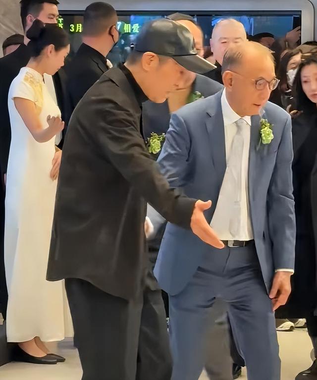 北京这晚，站位暴露江湖地位，成龙张艺谋站两边，C位雷打不动