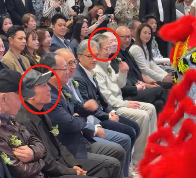 北京这晚，站位暴露江湖地位，成龙张艺谋站两边，C位雷打不动