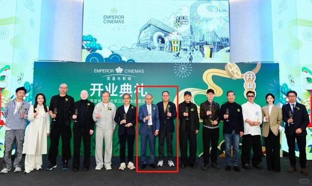 北京这晚，站位暴露江湖地位，成龙张艺谋站两边，C位雷打不动