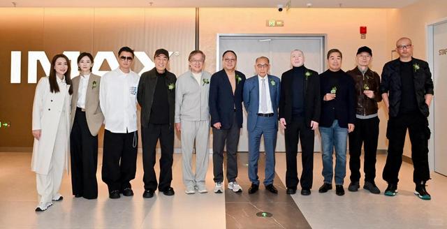 北京这晚，站位暴露江湖地位，成龙张艺谋站两边，C位雷打不动