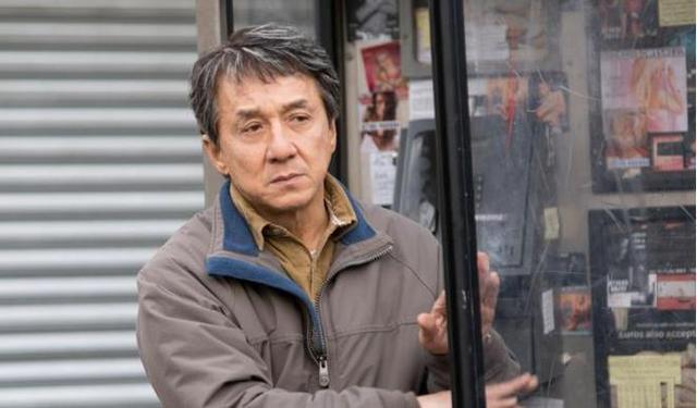 北京这晚，站位暴露江湖地位，成龙张艺谋站两边，C位雷打不动