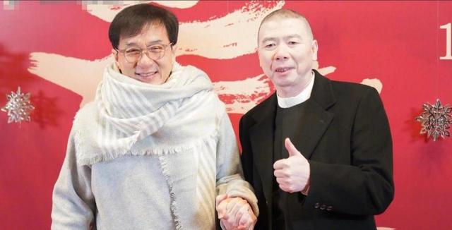北京这晚，站位暴露江湖地位，成龙张艺谋站两边，C位雷打不动