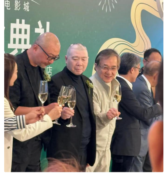 北京这夜，被“挤到靠边站”的成龙，让人看到了娱乐圈的人情冷暖