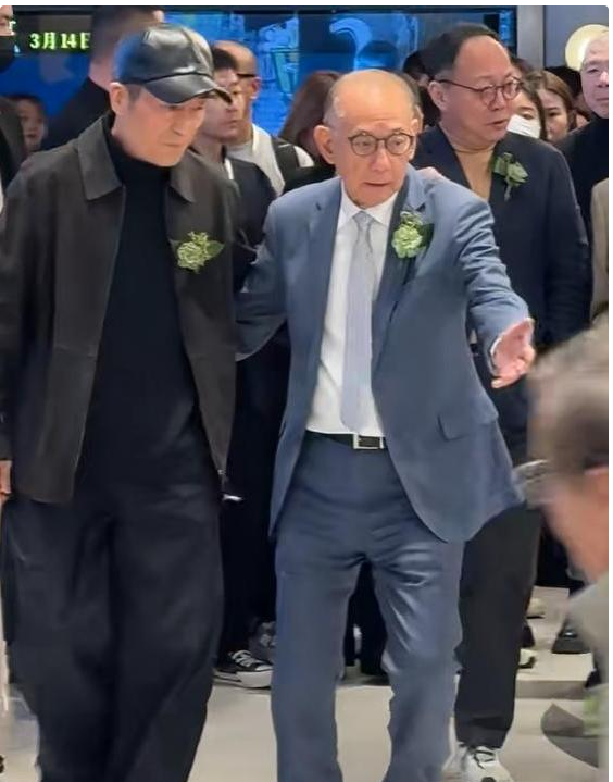 北京这夜，被“挤到靠边站”的成龙，让人看到了娱乐圈的人情冷暖
