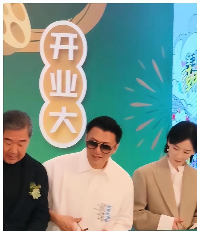 北京这夜，被“挤到靠边站”的成龙，让人看到了娱乐圈的人情冷暖