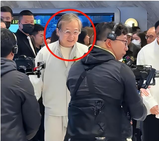 北京这夜，被“挤到靠边站”的成龙，让人看到了娱乐圈的人情冷暖