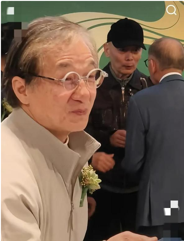 北京这夜，被“挤到靠边站”的成龙，让人看到了娱乐圈的人情冷暖