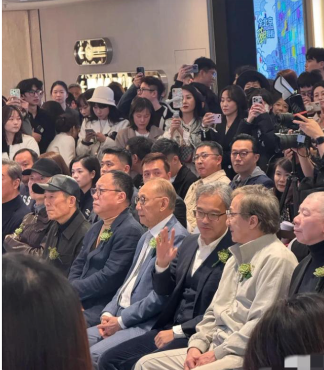 北京这夜，被“挤到靠边站”的成龙，让人看到了娱乐圈的人情冷暖