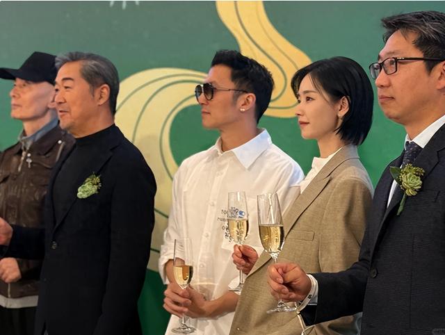 北京这夜，被“挤到靠边站”的成龙，让人看到了娱乐圈的人情冷暖