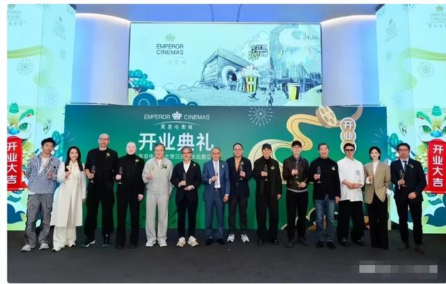 北京这夜，被“挤到靠边站”的成龙，让人看到了娱乐圈的人情冷暖