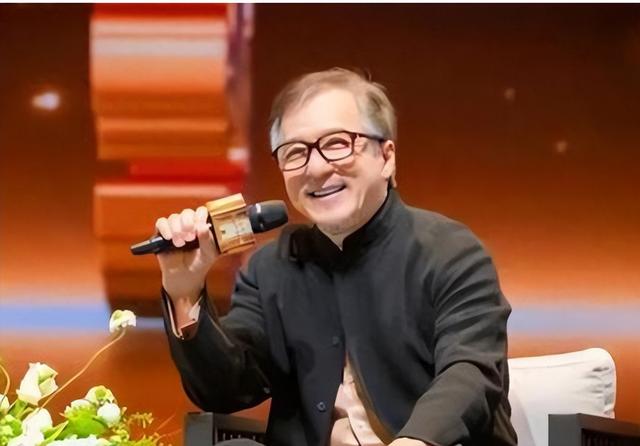 北京这夜，被“挤到靠边站”的成龙，让人看到了娱乐圈的人情冷暖