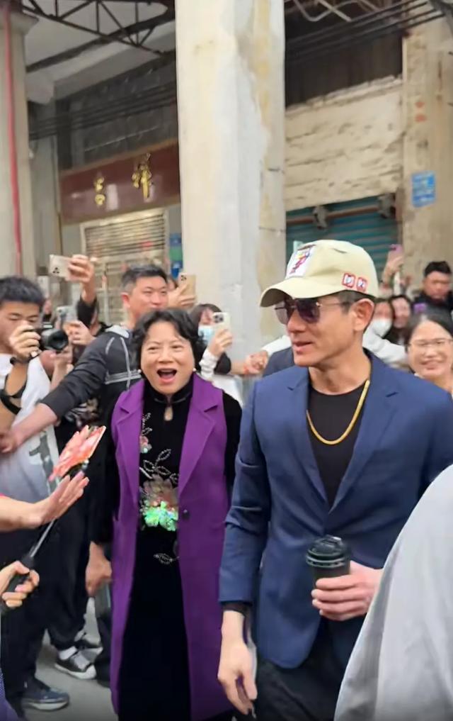 郭富城罕见回东莞祭祖，阔气祖屋已成文物，妻子方媛刚在国外被抢