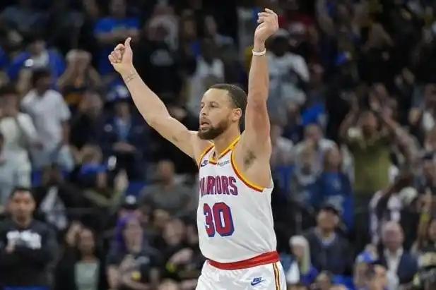 就在今天！37岁库里爆发，轰破NBA过去79年历史纪录，超越詹姆斯