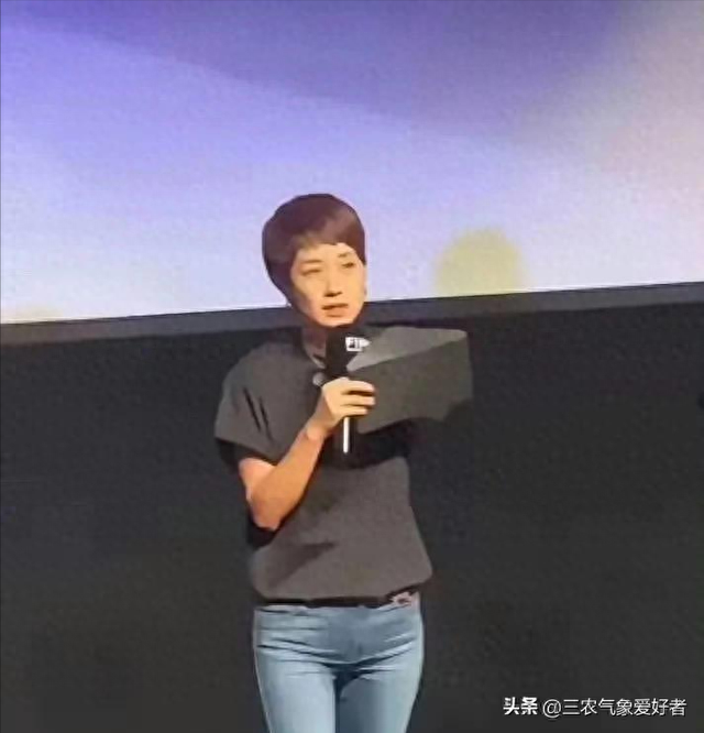 马伊琍这裤子越看越不对劲，是不是穿反了啊？