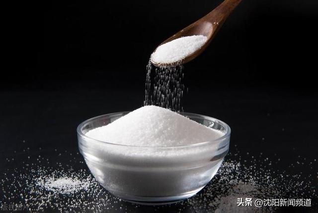 建议父母：厨房2种调料，正在慢慢“掏空”你的骨骼，做菜时少放