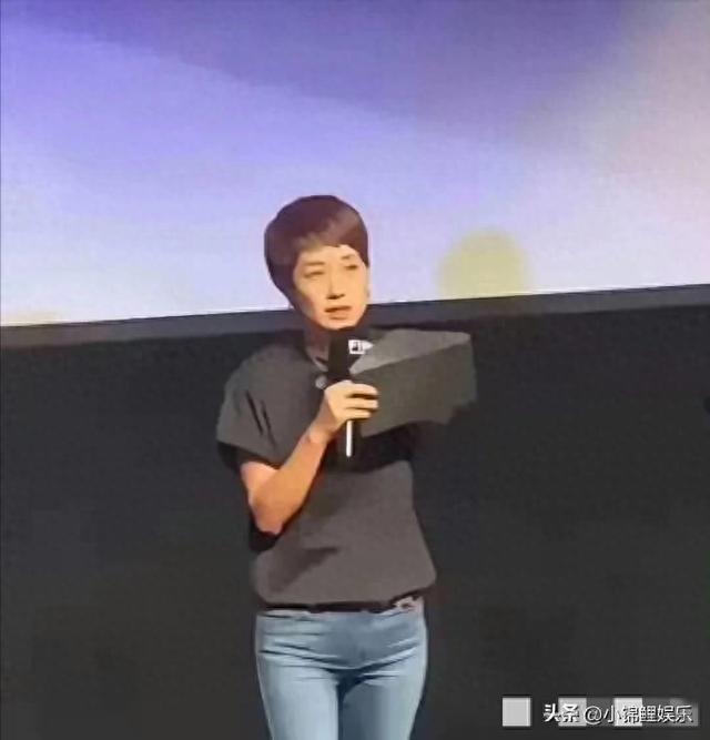 马伊琍的裤子是穿反了吗？越看感觉越不对劲哦呢？