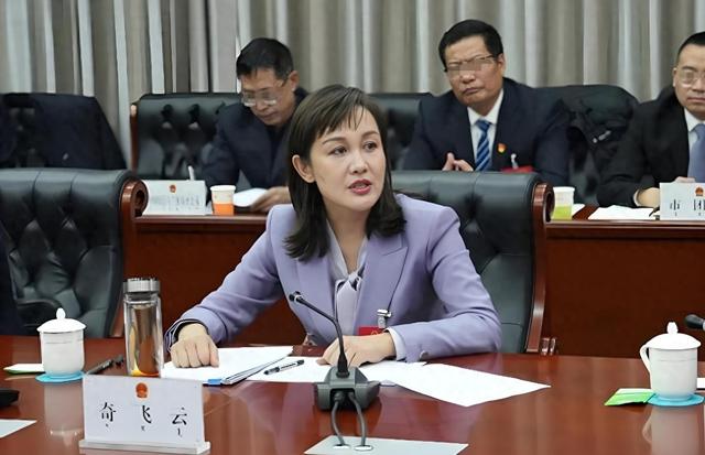 太优秀了！内蒙古美女市长被提拔，照片曝光，酷似女明星
