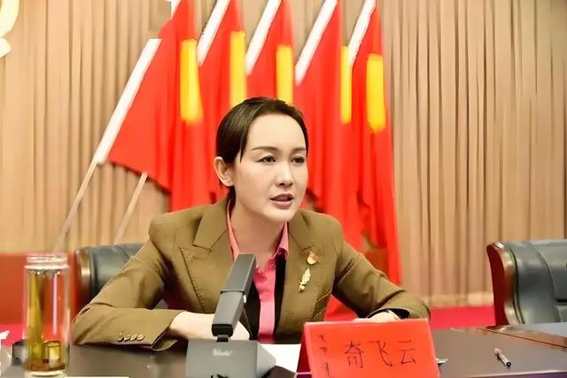 太优秀了！内蒙古美女市长被提拔，照片曝光，酷似女明星
