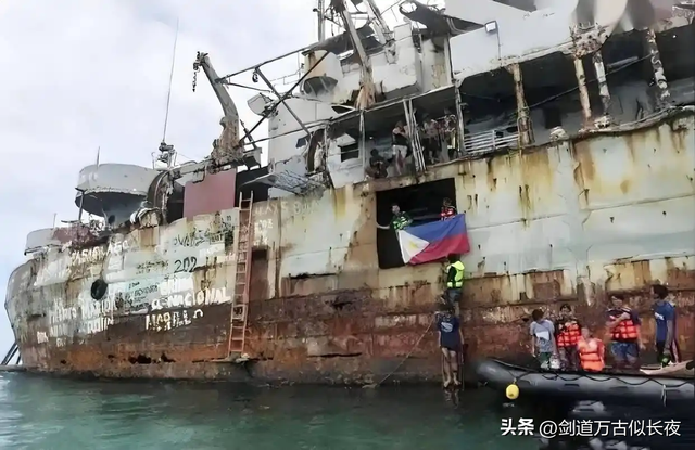 要跑路了？仁爱礁菲坐滩军舰浓烟滚滚，焚烧废品还是毁灭证据？