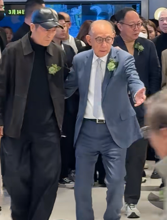 三里屯合影暴露咖位：成龙、冯小刚排不上号，张艺谋也得靠边站！
