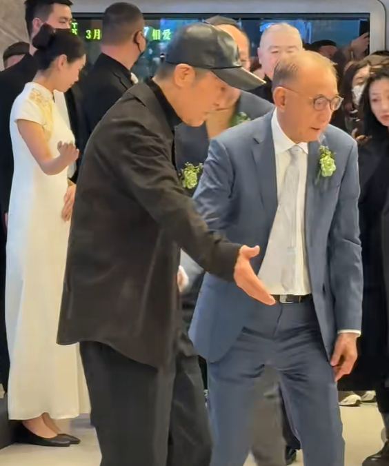 三里屯合影暴露咖位：成龙、冯小刚排不上号，张艺谋也得靠边站！
