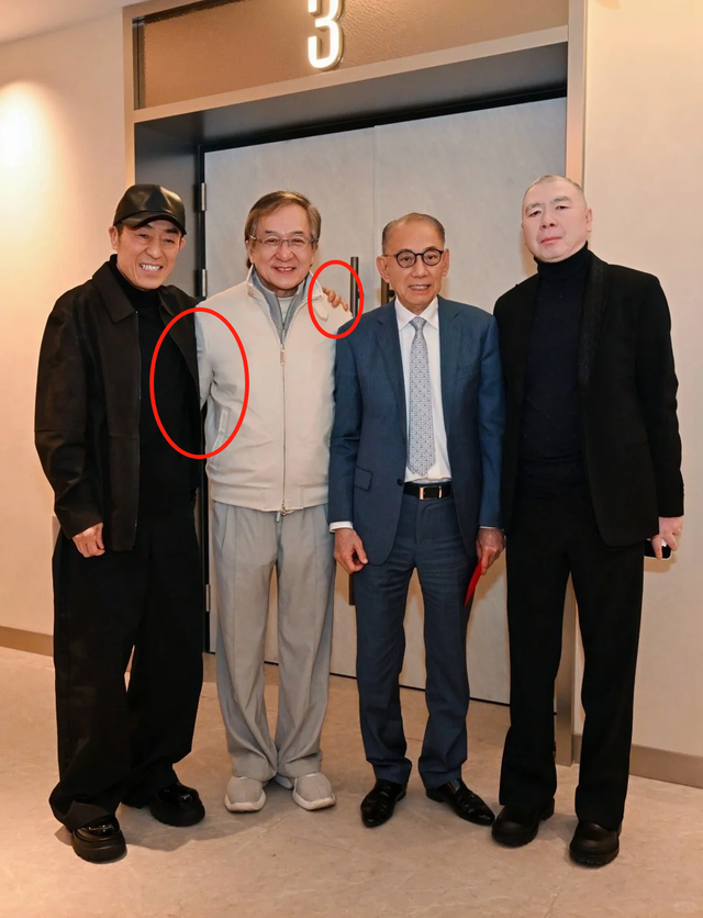 三里屯合影暴露咖位：成龙、冯小刚排不上号，张艺谋也得靠边站！